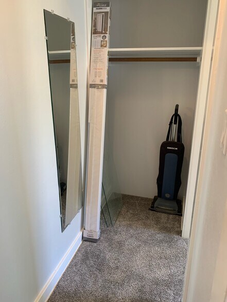 Hallway/closet - 1427 N Hudson Ave
