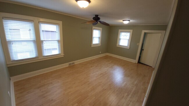 Building Photo - 424 11th St