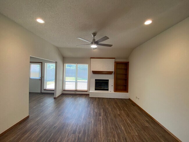 Building Photo - Edmond Schools - Newly Renovated 3 bedroom 2 bath