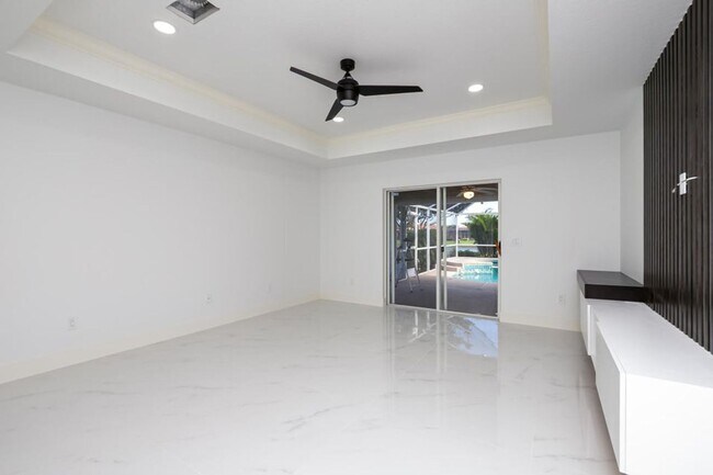 Building Photo - Heatherwood Lake Front Pool Home in St. Lucie West