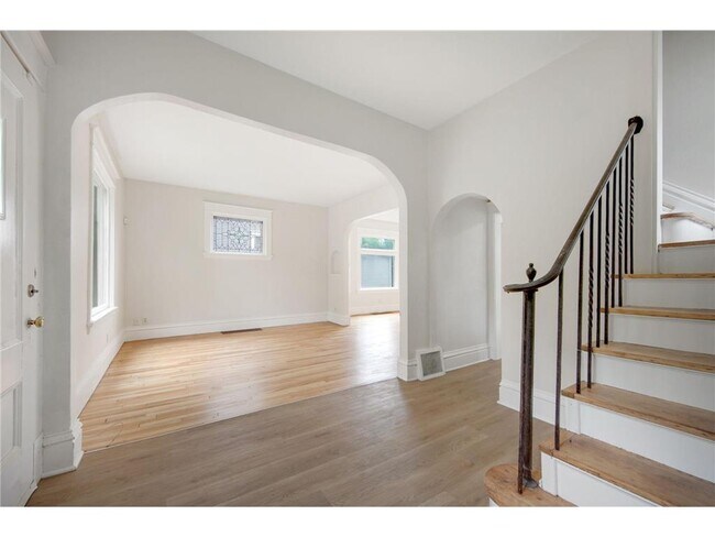 Building Photo - 804 Hawthorne Ave E