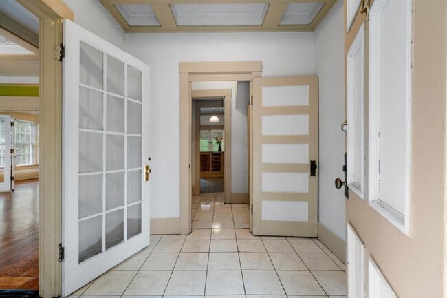 Building Photo - 113 Dell St