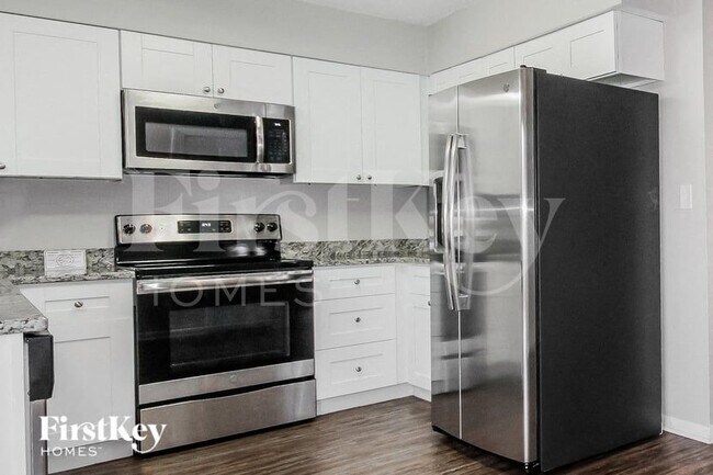 Building Photo - 130 Davison Ave N