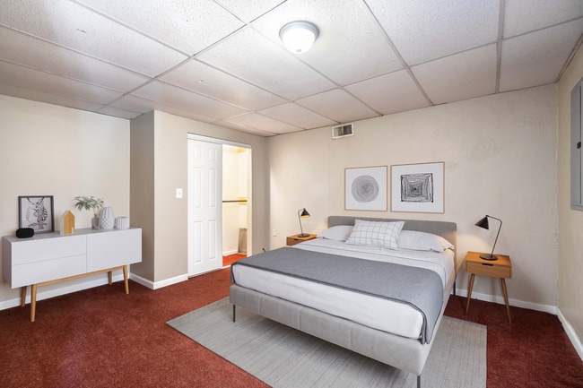 Building Photo - Spacious Duplex in the Heart of South Side...
