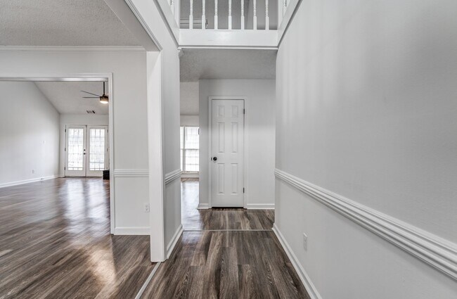 Building Photo - Style, Space, and Convenience in the Heart...