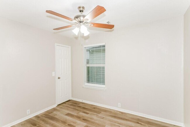 Building Photo - 17411 Hoover Gardens Dr