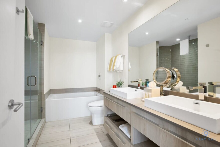Building Photo - 4010 S Ocean Dr