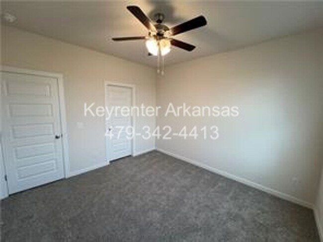 Building Photo - Amazing 3 Bedroom - 3.5 Bathroom in Fayetteville!