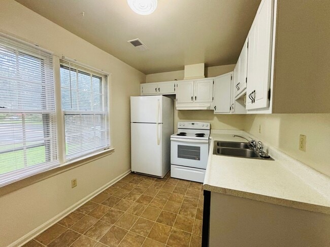 Building Photo - 124 Camelot Ct