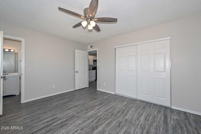 Building Photo - 730 E Siesta Dr