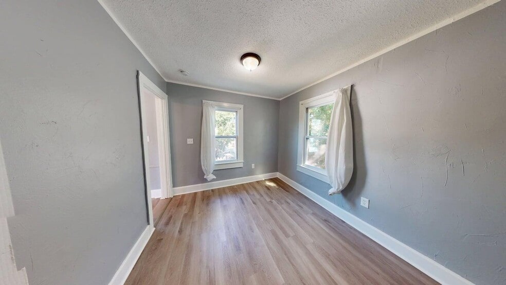 Building Photo - 829 N Oleander Ave