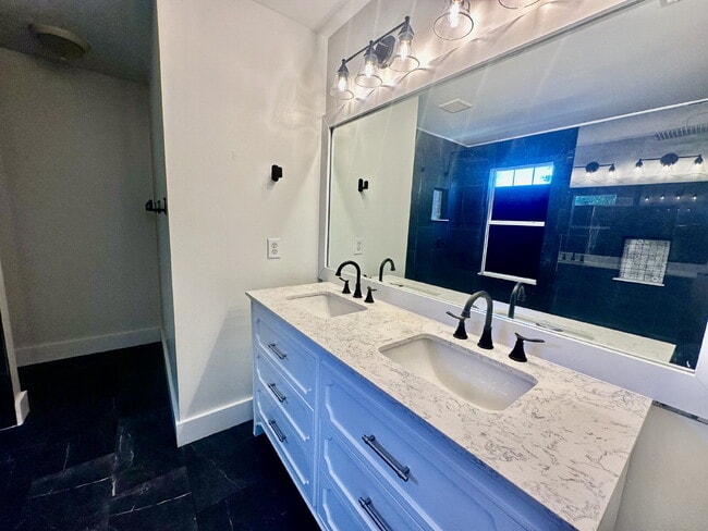 Building Photo - Beautifully Updated Three Bedroom Home in ...