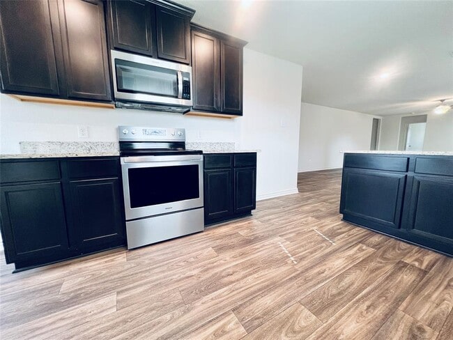 Building Photo - 520 Locksley Cove