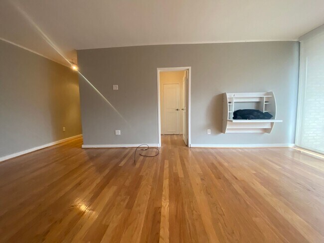 Building Photo - Updated One Bed One Bath Just a block from...