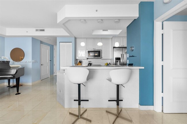 Building Photo - 848 Brickell Key Dr