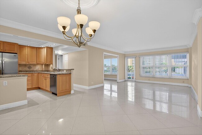 Building Photo - 405 N Ocean Blvd