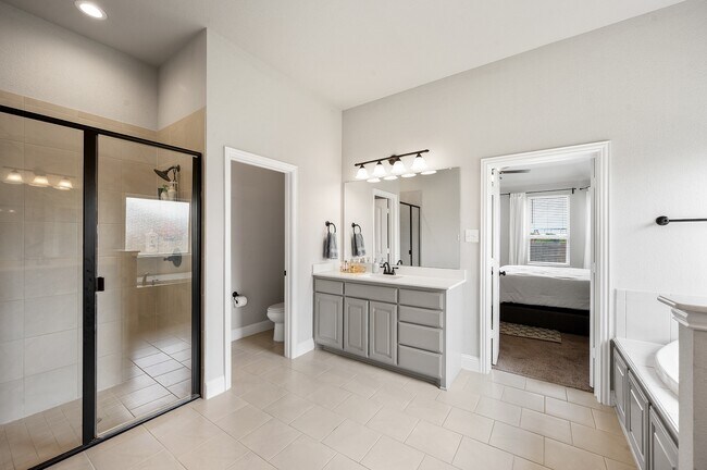 Building Photo - 1074 Waverly Dr