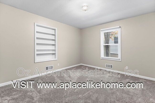 Building Photo - 6535 Melrose Ln