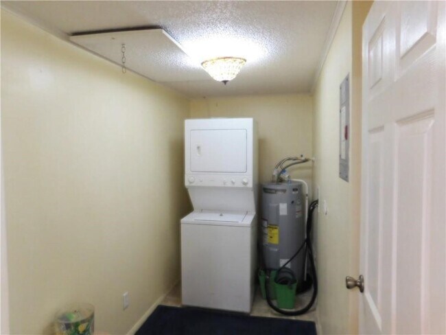 Building Photo - 557 7th Pl