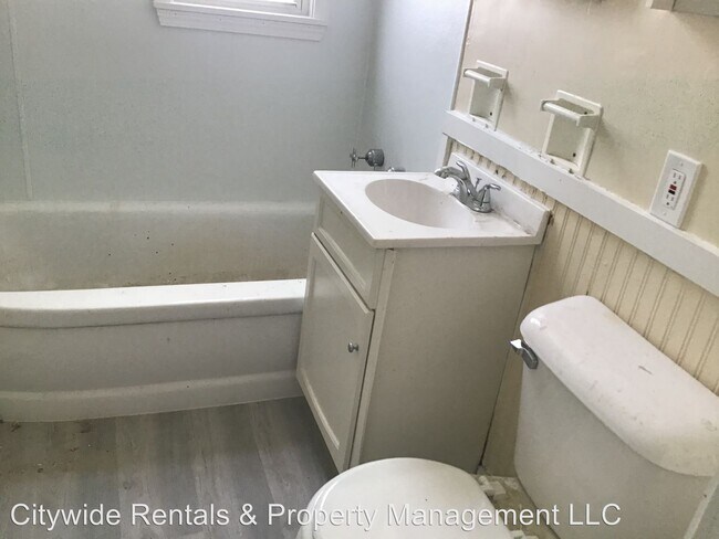 Building Photo - 4 br, 1.5 bath House - 5703 N 36th St