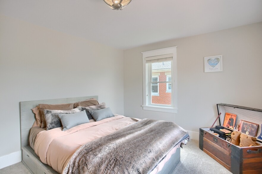 Building Photo - 144 W Chocolate Ave