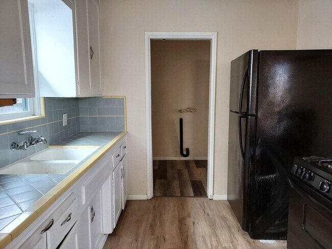 Building Photo - South Park Area 2 Bedroom Cottage w/Garage