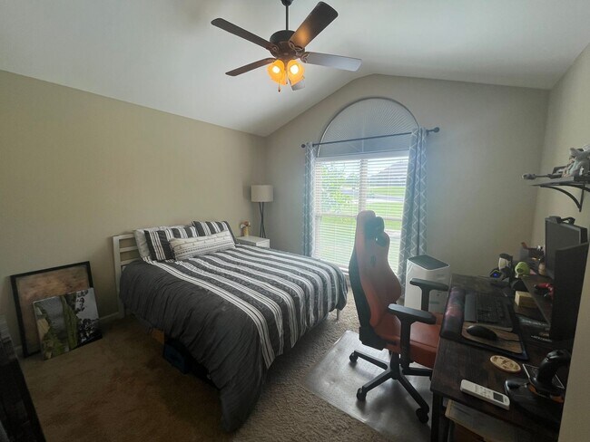 Building Photo - New Listing!
