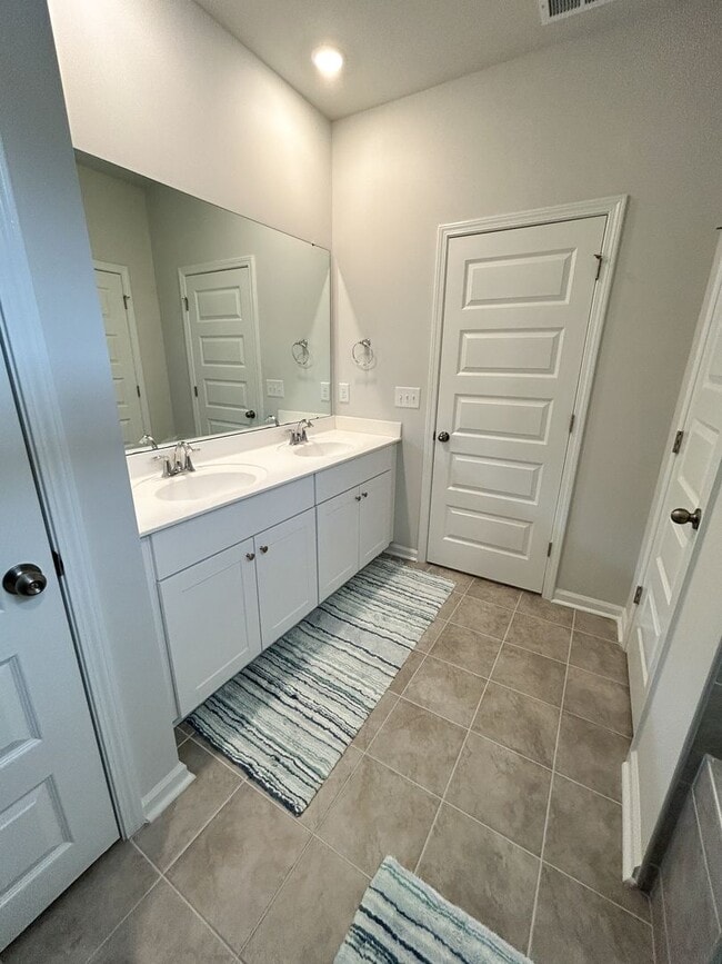 Building Photo - Lovely Furnished 3 bd/ 2 ba home