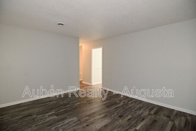 Building Photo - 524 Laverne Ave