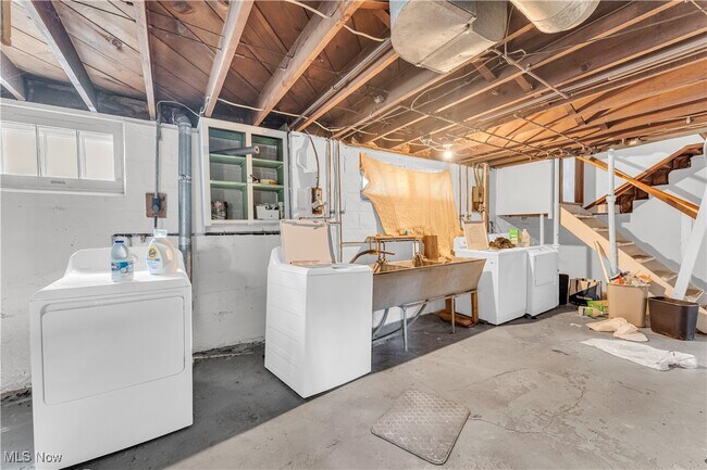 Building Photo - 10007 Parkview Ave