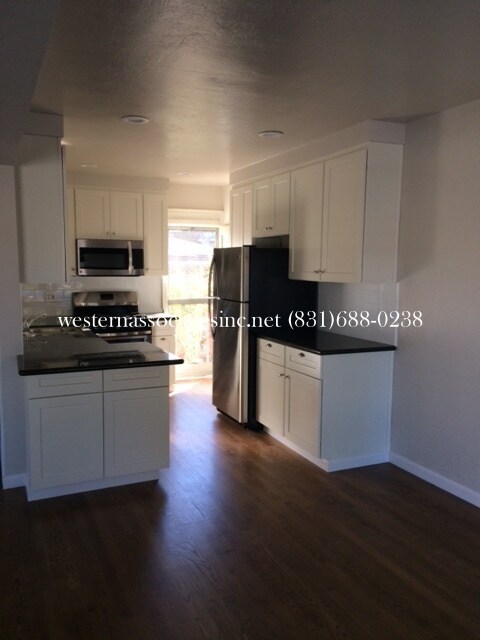 Building Photo - 511/515 Sunset Dr.