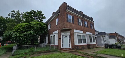 Building Photo - Huge 3-level 6 Bedroom - 2,500 sq/ft!