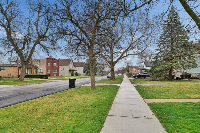 Building Photo - 10226 S Charles St