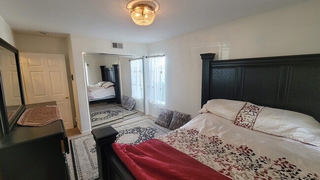 Building Photo - 2422 Pointe Pkwy