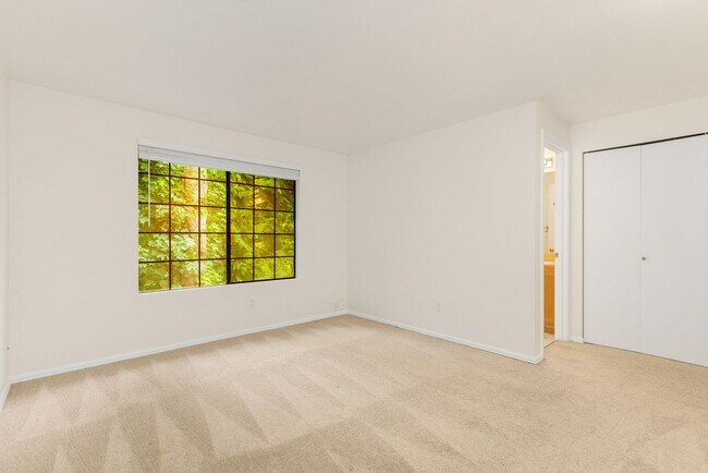 Building Photo - 3BD 2BA Townhouse - 1 Car Detached Garage