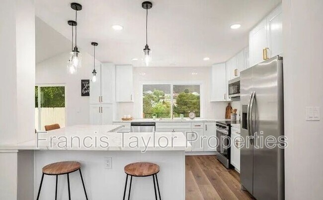 Building Photo - 13837 Paseo Cardiel