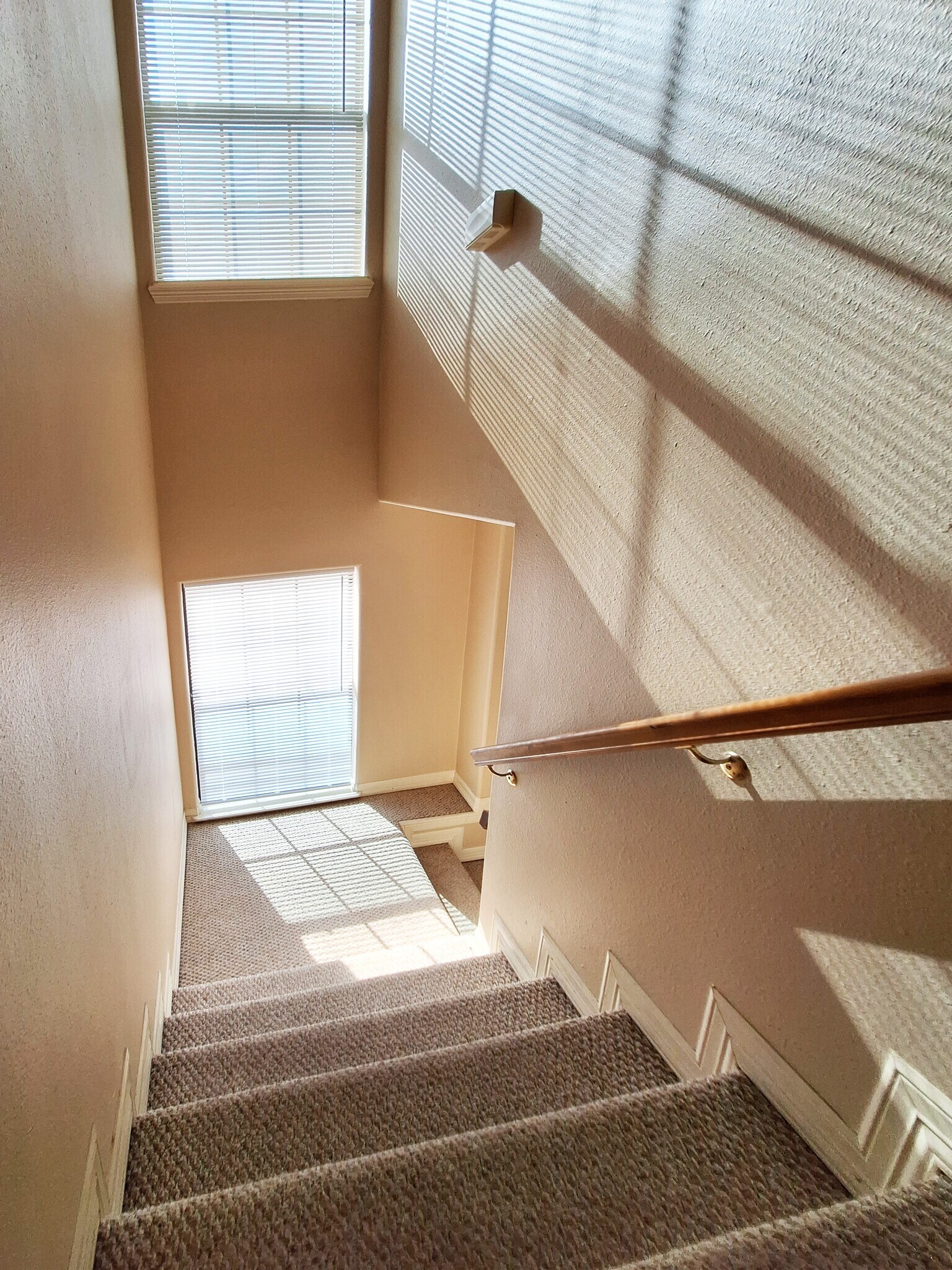 Building Photo - 1402 W Kiwi Ave