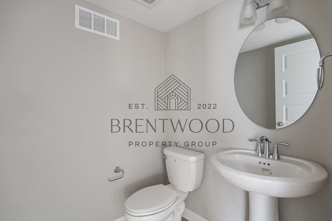 Building Photo - Move-In Ready Modern Townhome in Sought-Af...