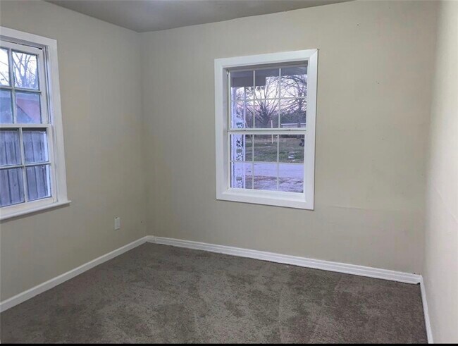 Building Photo - 324 Delaware St