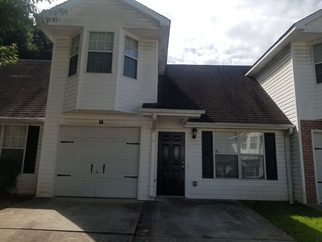 Building Photo - Cute 2 Bedroom/1.5 Bath Villa Rica Townhome