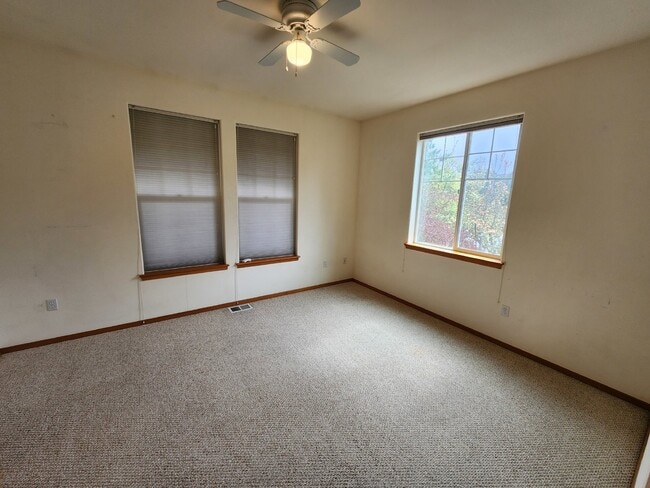 Building Photo - 3 bed 2.5 bath home on Bell Hill with grea...