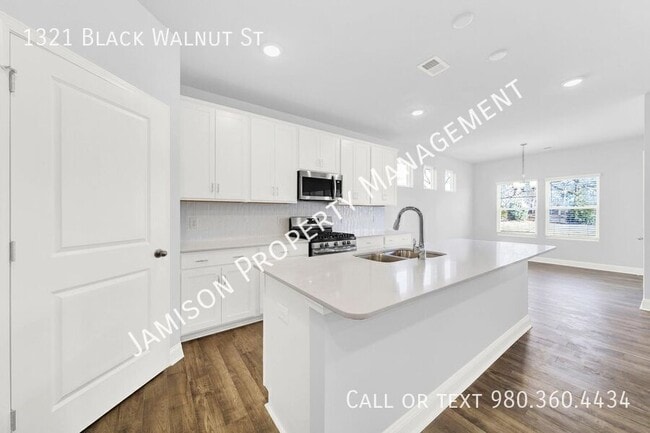 Building Photo - 1321 Black Walnut St