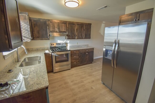 Building Photo - 2 bedroom 2.5 bath townhouse located close...