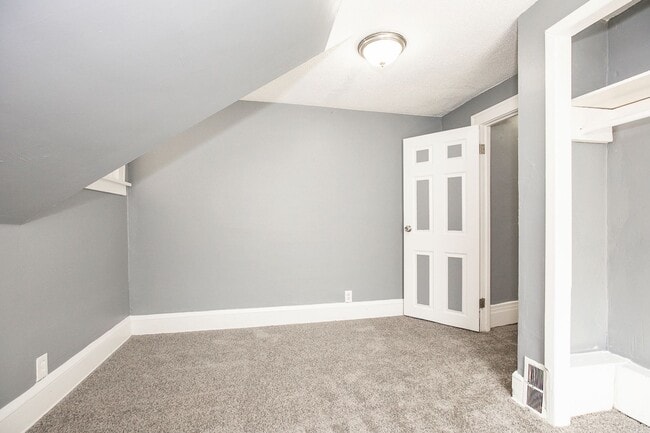 Building Photo - 2 BED 1 BATH SINGLE FAMILY HOME IN EUCLID!
