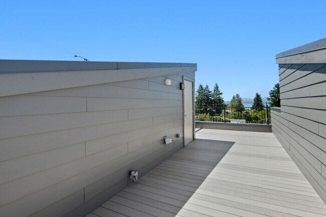 Building Photo - Air Conditioned West Seattle Live/Work Tow...