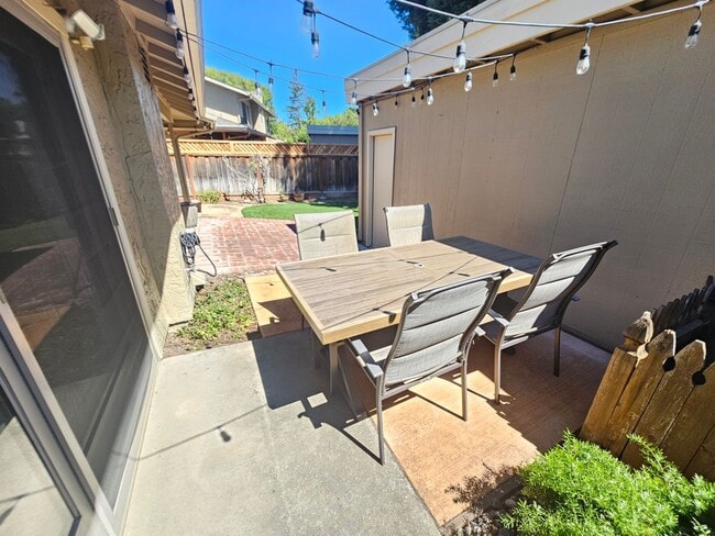 Building Photo - Beautiful Two Bedroom Two Bath Home