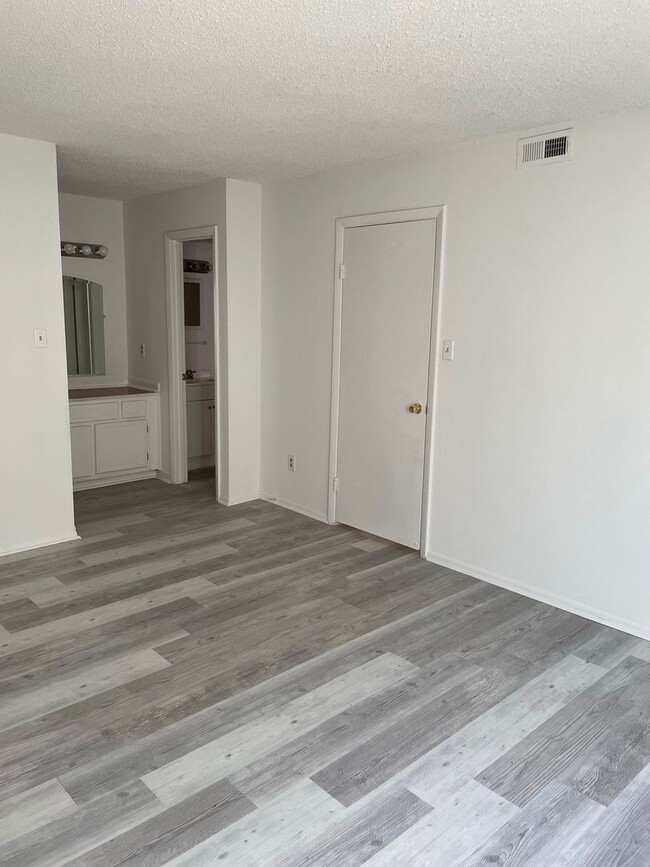 Building Photo - Welcome to this charming 1st floor 2 bedro...