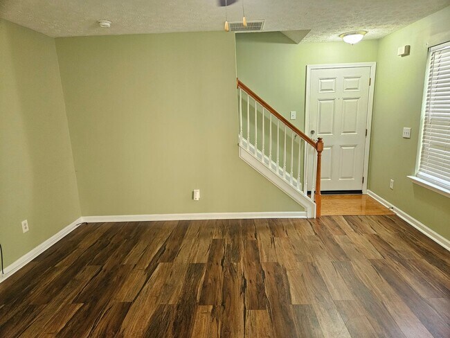 Building Photo - Rare 3 bed 2.5 located in the Etowah School District