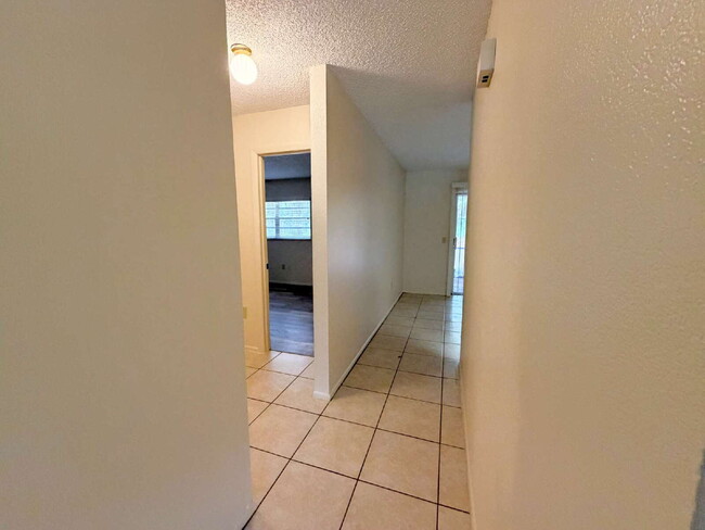 Building Photo - "Charming 2-Bedroom, 2-Bath Duplex Retreat in Spring Hill!"