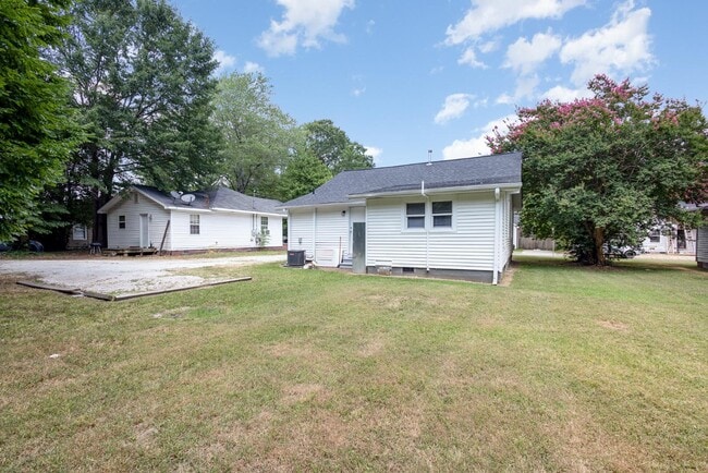 Building Photo - 105 S Elm St
